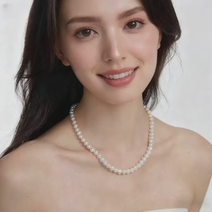 Slow-motion clip capturing the shine of a 6–7mm pearl necklace on the model’s neckline.
